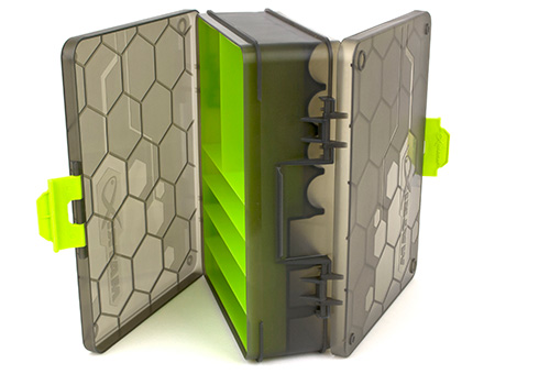 Matrix Double Sided Feeder Box - Dvostrana kutija za pribor posebno dizajnirana za nošenje hranilica. Oblikovana da bezbjedno drži hranilice na mjestu i sprečava njihovo oštećenje. Pogodna za upotrebu na komercijalnim ili prirodnim vodama. Određen prostor za kalupe za metod hranilice ili drugi pribor. Osigurane 2 kopče kako biste spriječili prosipanje čak i kada su potpuno napunjene. Snažan dizajn koji podržava težinu teških riječnih hranilica. Cijena: 78 BAM