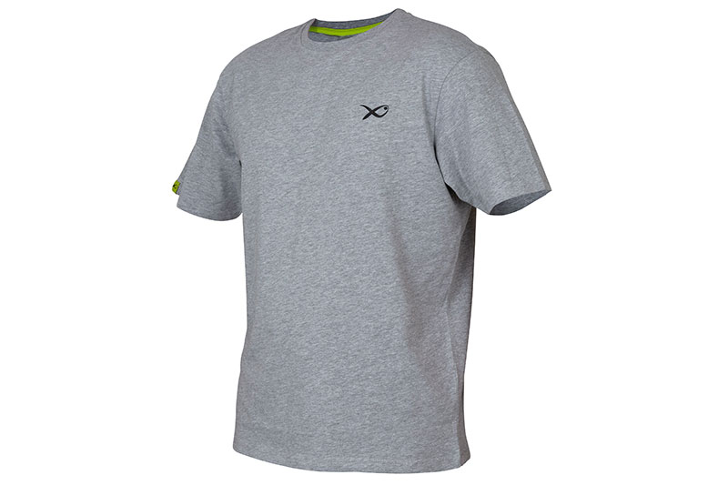 Matrix Minimal Grey T shirt - Matrix Minimalna svijetlo siva lapor majica. Minimalan dizajn. Gumeni kontrastni logotip. Prethodno skupljena lagana tkanina. Svijetla boja idealna za toplije uvjete. Detaljna kartica logotipa vapna. 90% pamuk, 10% viskoza. Dostupno u veličinama L, XL. Cijena: 40 BAM