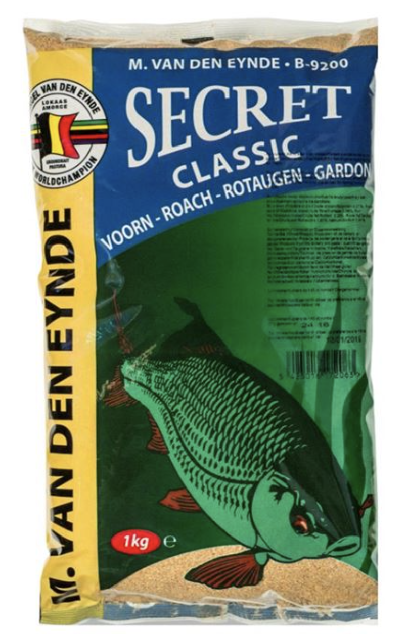 Secret 1 kg (Classic/Žuto Braon boje i Black/Crni) - SECRET je jedan od najstarijih i najprodavanijih mamaca u cijelom asortimanu VAN DEN EYNDE. Može se koristiti sam ili u kombinaciji sa gotovo svakim drugim mamcem kako bi odgovarao tačnim uvjetima ribolova. Recept koji se preporučuje za kanale sa Secretom je: 2KG Turbo + 1KG Secret + 0,5 vreća karamela za deverike + 0,5 vreća Rotaugena (Dodavanje zemlje ovisi o protoku vode). SECRET je privlačan za gotovo sve krupne vrste ribe, ali je razvijen posebno imajući na umu ploticu, deveriku, šarana i linjaka. Ribolovne vode širom Evrope postaju sve čistije i bistrije. Posljedično, postoji veća potražnja za tamnim mamcima. Stoga je logično da je ovaj uspješan mamac sada dostupan i u crnoj boji. Specifikacije:  Svestrana primama. Trajna hrana. Dobro se i brzo raspada. Višestruka upotreba sa mogućim kombinacijama: Superroach, G5, Rotaugen speciaal 200gram, DM, Supercup, Special wedstrijd, Natuur, Turbo, Beek, Record zilver, Silver fish, Formaggio, Heavy special, Record goud, Kastaar, Brasem karamel 250 grama, vijvergge, World Champion. Cijena: 7 BAM