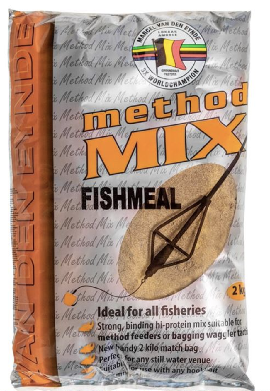 Method Mix Fishmeal  2 kg -Nije uzalud naš novi Method Mix nazvan Method mix Fishmeal. Bogat je proizvodima koji sadrže riblje brašno koje smo posebno odabrali. Vrlo je fine strukture i visokokvalitetna je metodska mješavina koja upija mnogo vode zbog visokog sadržaja ribljeg brašna, pa se preporučuje više puta navlažiti. ** Na 1 kg metodske mješavine idealno je pola litre vode. Najbolje za hidrataciju dva puta u razmaku od 15 minuta. Savjet kako da procijenite da li je vaš feed spreman? Ako možete napraviti lopticu koja se olabavi jednako brzo kao i lopticu, mješavina je spremna za upotrebu. Zbog tamnog karaktera, mješavina se može koristiti u plitkim i dubljim vodama. Također možete koristiti Method Mix Fishmeal u drugim disciplinama, čineći mješavinu pravim svestranim s okom na komercijalni ribolov. Smjesa se može koristiti uglavnom za šarane i deverike na komercijalnim vodama. Lako možete kombinovati Method mix riblje brašno na 1 kg, dodajući 200 grama elitnih peleta 3mm. Napominjemo da je najbolje pelete pripremiti zasebno. Potopite 2 ili 3 minute, ocijedite i dodajte u smjesu. Kao dodatni savjet, ne zaboravite naše potopljene mrvice, one pružaju lijepu paletu boja koja može osigurati da će riba biti manje sumnjičava prema vašoj eventualno obojenoj mamci za udicu kao što su naše bučice. Drugi savjet: Za ciljanje većih riba, koristite tekući pojačivač Shell Fish ili Meat dodavanjem malo u vodu vašeg mamca. Ako želite koristiti tekući pojačivač za svestraniji ribolov, najbolje je koristiti tekući booster čokoladu, Scopex ili sirup. Dodajte Simply 1 Lid of Liquid pojačivač za svakih 50 grama proizvoda u vodu za pripremu (naši pojačivači tekućine su prilično jaki, ali možete dodati još). Cijena: 18 BAM