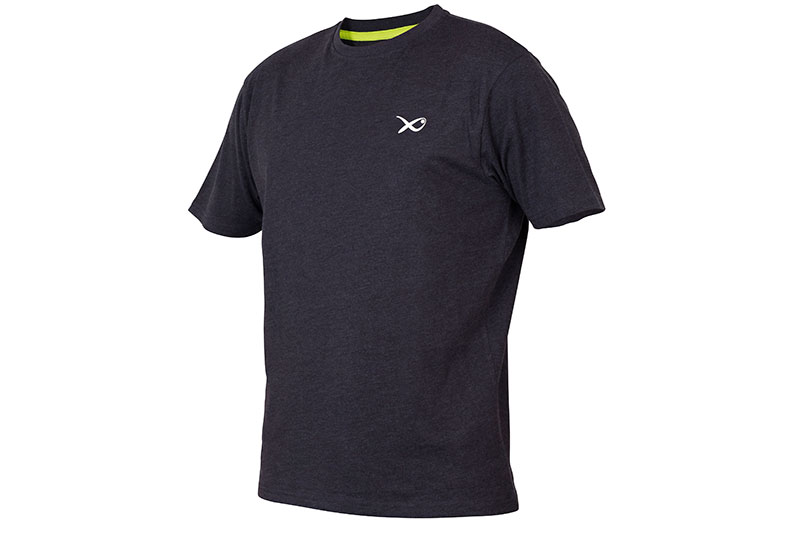 Matrix Minimal Black T-shirt - Matrix Minimalna crna lapor majica. Minimalan dizajn. Gumeni kontrastni logotip. Prethodno skupljena lagana tkanina. Detaljna kartica logotipa vapna 80% pamuk, 20% poliester. Dostupno u veličinama L, XL, XXL. Cijena: 40 BAM